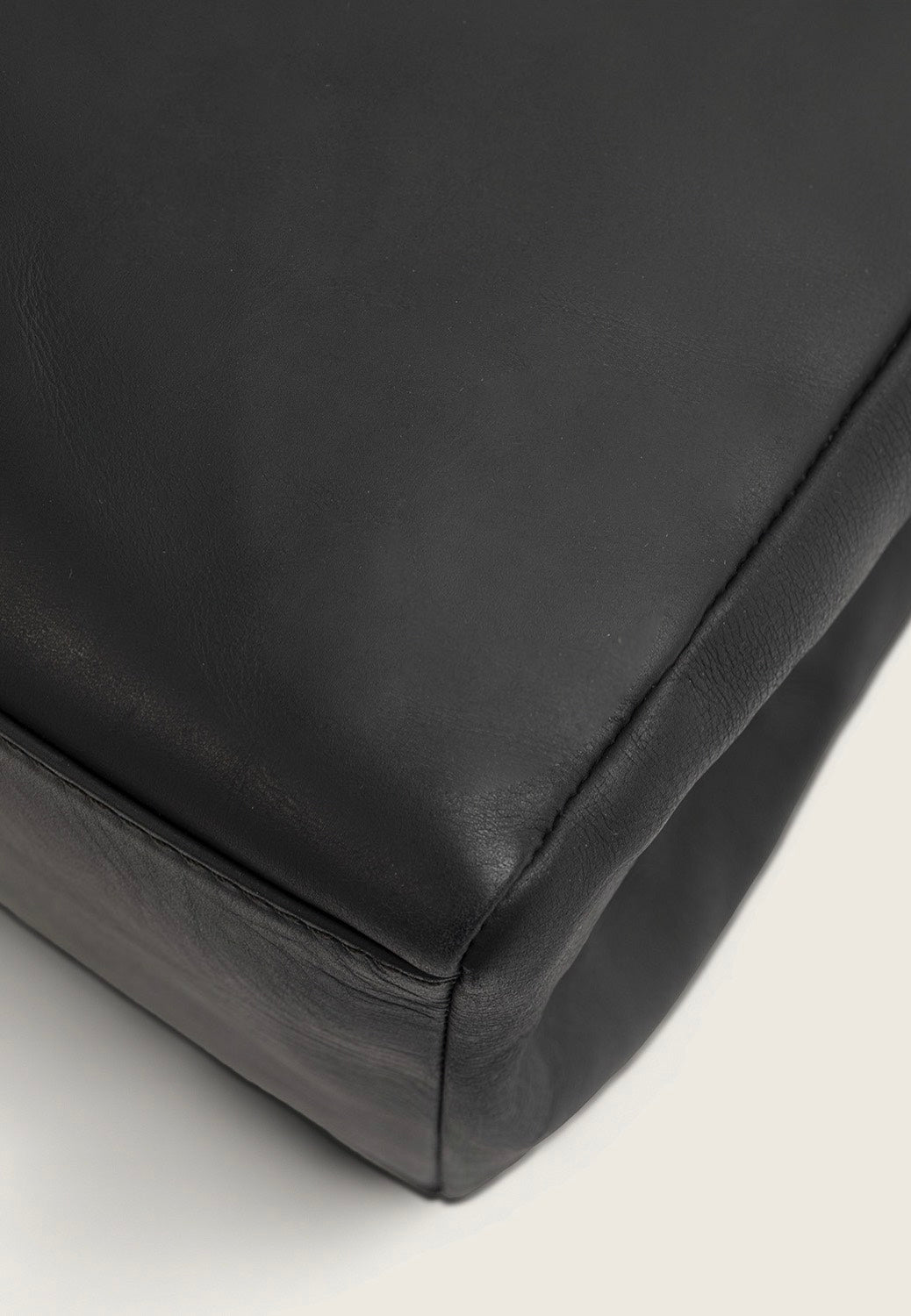 The Chesterfield Brand Lioren 1450 Black Shoulder Bag