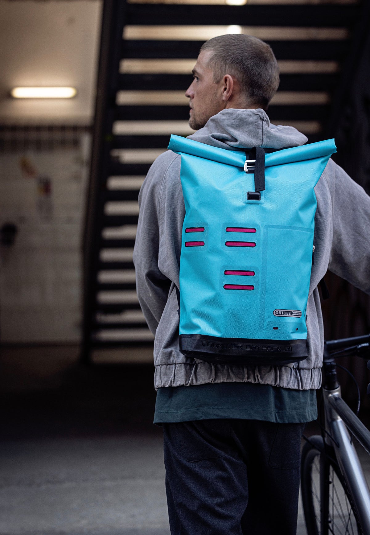 ORTLIEB Commuter Daypack Cyber 21L Cyber Blue/Pink Rolltop Rugzak